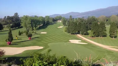 an aerial view of a green golf course at Ático Alquiler Mondaríz Paraiso del agua. Vistas espectaculares in Mondariz