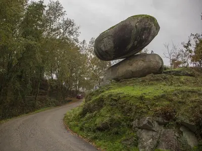 a rock sitting on top of a dirt road at Ático Alquiler Mondaríz Paraiso del agua. Vistas espectaculares in Mondariz