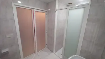 a bathroom with two glass shower doors and a toilet at Motel Montecarlo in Teo
