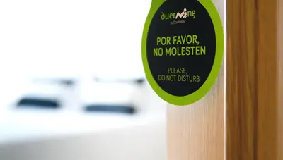 a sign on a door that reads for favor no mover no magician at Duerming Park Viveiro in Viveiro