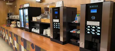 a store with two vending machines on a counter at Hotel A Marisqueira I Aeropuerto A Coruña in Oleiros