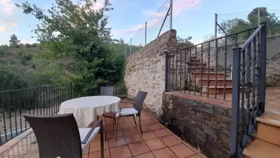 a patio with a table and chairs on a balcony at Casa da Pilar - A Ponte in Portomourisco