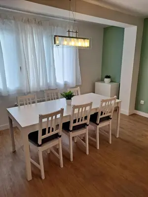 a dining room with a white table and chairs at VISTAS MURALLA CENTRICO EN ZONA PEATONAL Wi-fi VUT LU 3270 in Lugo