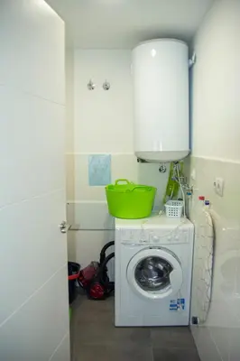a washing machine with a green bowl on top of it at Sensacional Apartamento Saladina Home in Ourense