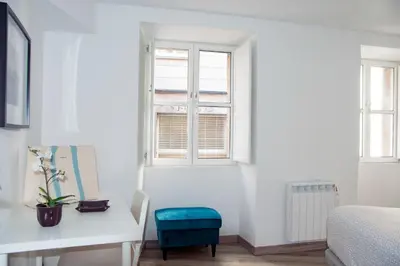 a white room with a desk and a window at Sensacional Apartamento Saladina Home in Ourense