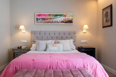 a bedroom with a pink bed with a pink blanket at A Casa da Fonte Azul in Ourense