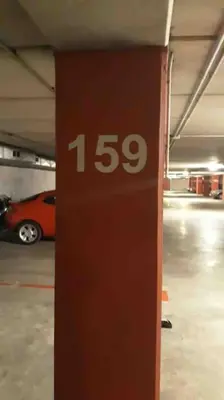 a parking meter in a parking garage with a car at Agarimo das Burgas in Ourense