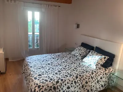 a bedroom with a bed and a window at Agarimo das Burgas in Ourense