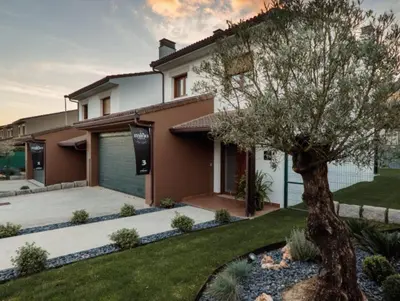 a house with a tree in the front yard at Yuhom, casas con alma. Xacedos 3 in Miño