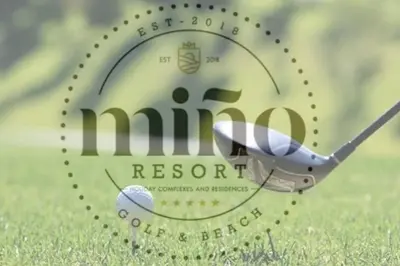 a golf course resort logo with a golf ball at Yuhom, casas con alma. Xacedos 3 in Miño