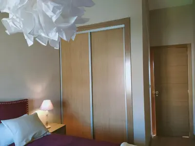 a bedroom with a bed and a chandelier at Casa de Sunny in Parada