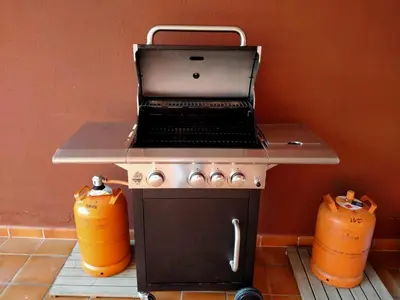 a kitchen with a stove with a laptop on top of it at Casa de Sunny in Parada