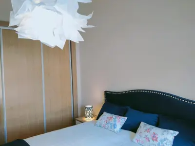 a bedroom with a bed and a chandelier at Casa de Sunny in Parada