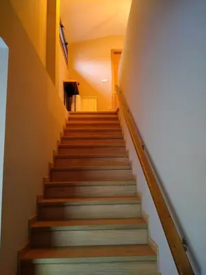 a staircase in a house with wooden steps at Casa de Sunny in Parada