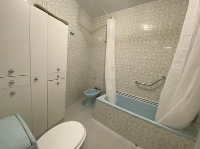 a bathroom with a toilet and a bath tub at Río, mar y montaña in Puentedeume