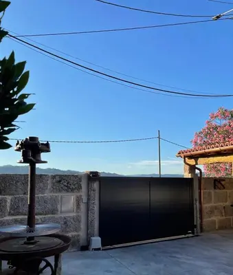 a black gate in front of a house at Cepas Da Cuenga in Ribadavia