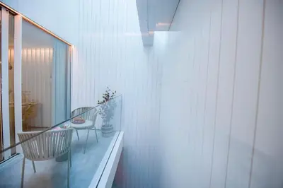 a white room with a table and a chair at Apartamentos Atia Catedral in Santiago de Compostela