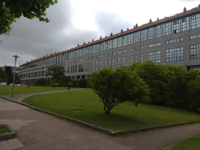 a large building with a tree in front of it at Súper apartamento Santiago in Santiago de Compostela