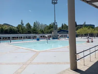 a large swimming pool in a building at Súper apartamento Santiago in Santiago de Compostela