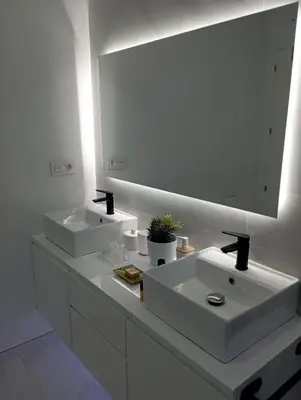 a bathroom with two sinks and a large mirror at Súper apartamento Santiago in Santiago de Compostela