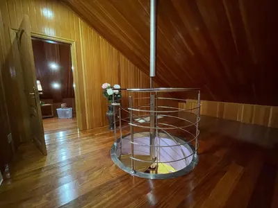 a wire basket sitting on a wooden floor in a room at Impresionante casa con parcela en la naturaleza in A Coruña