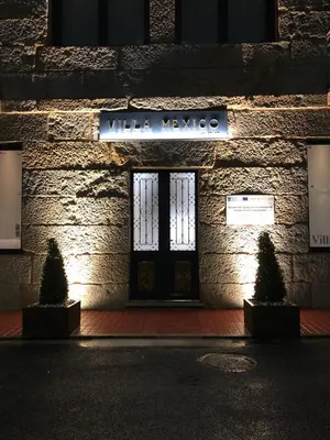 a building with a sign that reads the niveo at Hotel Villa México in Faramentaos