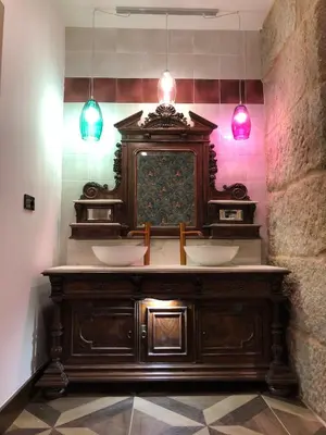 a bathroom with a wooden vanity with bowls on it at Hotel Villa México in Faramentaos