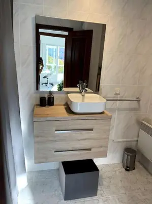 a bathroom with a sink and a mirror at El apartamento de Ordes in Órdenes