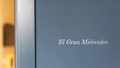 a blue door with the words el gram miracles on it at Hotel Mi Norte in Ribadeo