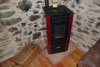 a microwave oven sitting on the corner of a wall at Apartamento Felicitas en La Casa de Cobos, Ribeira Sacra in Puebla del Brollón