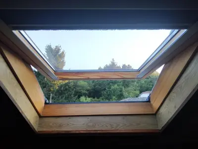 a window in a room with a view of trees at Apartamento Felicitas en La Casa de Cobos, Ribeira Sacra in Puebla del Brollón