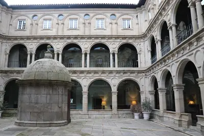 a large building with many arches and a pillar at Apartamento Alfa in Monforte de Lemos