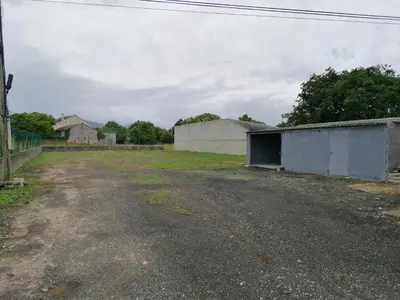 an empty dirt road with a building and trees at Lar de Yago - Casa in Barreiros