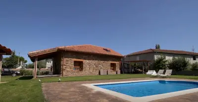 a house with a swimming pool in the yard at Casa Grilo in Monforte de Lemos