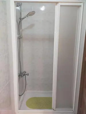a shower with a glass door in a bathroom at Boa Vista Cerca del centro 2 hab y parking in Monforte de Lemos