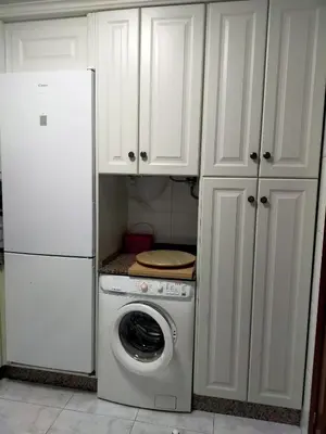 a kitchen with a white refrigerator and a washing machine at Boa Vista Cerca del centro 2 hab y parking in Monforte de Lemos