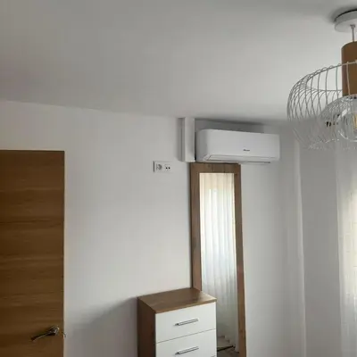 a room with a white wall and a ceiling at O Lar de Lola in Mondariz