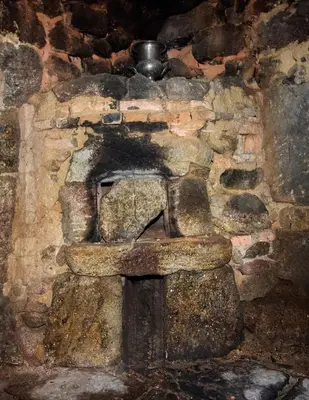 a stone oven with a bowl on top of it at Casa de Mila en Creciente Pontevedra in Crecíente