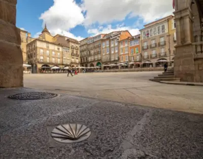 a city street with buildings and a drain in the street at Paz Termal in Ourense