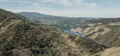 an aerial view of a river in a valley at Casiñas do Sil in Cristosende