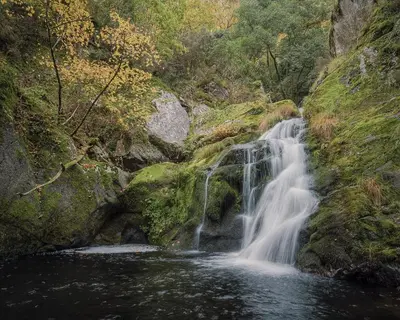 a waterfall in the middle of a river at Casiñas do Sil in Cristosende