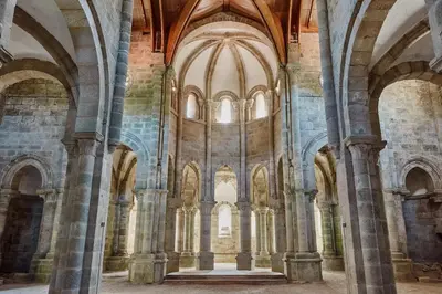 an interior view of a cathedral with columns and ceilings at Casiñas do Sil in Cristosende