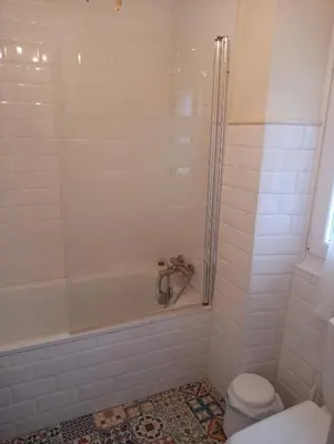 a bathroom with a tub and a toilet and a sink at VILLA OLIMAR in San Juan de Prendones