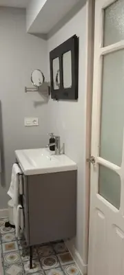a bathroom with a sink and a mirror on the wall at El Volante Alojamiento Turístico in Villafranca del Bierzo