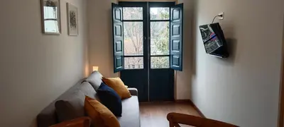 a living room with a couch and a window at El Volante Alojamiento Turístico in Villafranca del Bierzo