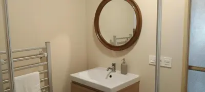 a bathroom with a sink and a mirror at El Volante Alojamiento Turístico in Villafranca del Bierzo