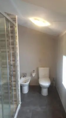 a bathroom with a toilet and a sink at Pensión Boavista in Portomarin