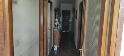 an empty hallway with a door open to a room at Casa Eusebio de Veva in Rinlo