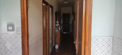 a hallway with an open door to a room at Casa Eusebio de Veva in Rinlo