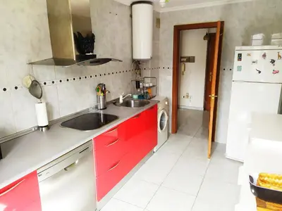 a kitchen with two sinks and a washing machine at Piso BOLBORETEIRO in Allariz